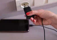 Deixar carregador na tomada pode ser mais perigoso do que parece imagem