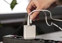 Deixar o carregador na tomada aumenta a conta de luz? Entenda riscos imagem