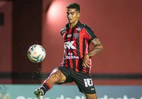 Destaque do Vitória, Renê leva cartão por "provocar" adversário; veja imagem