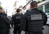 Dupla é presa no Ferry-Boat com dinheiro, munições e distintivos falsos
