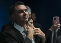 E Flávio Bolsonaro também tenta o ajuste, mais com potenciais aliados imagem