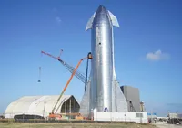 Elon Musk lança nave projetada para missões à Lua e a Marte; assista