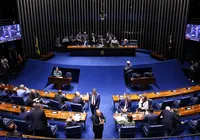 Em guerra espiritual, senador bolsonarista passa mal e vai a hospital imagem