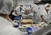 Entenda a rotina de um refeitório que produz 800 mil refeições mensais