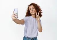 Entenda por que seu rosto parece diferente nas selfies do celular imagem