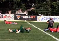 Enxame de insetos interrompe partida de futebol no interior da Bahia imagem