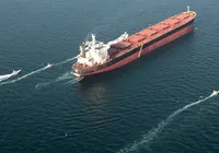 Estreito de Ormuz: preço do petróleo cai 10% após reabertura