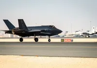 EUA lançam operação para resgatar pilotos após caça ser abatido pelo Irã imagem