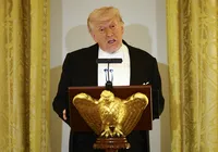 Ex-diretor do FBI é acusado de ameaçar vida de Trump por foto com conchas imagem