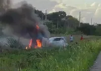 Ex-jogador de Bahia e Vitória fica ferido em acidente; carro pegou fogo