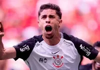 Ex-Vitória sofre cobrança de torcedores em CT do Corinthians; assista