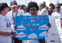 Famílias se reúnem em caminhada por inclusão de autistas em Salvador