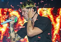 Fãs relatam queimaduras causadas por pulseiras em show de Luan Santana imagem
