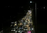 Feriado aumenta fluxo e deixa trânsito lento nas saídas de Salvador imagem