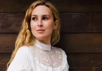 Filha de atores de Hollywood revela ter 4 empregos para se sustentar imagem