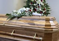 Filha é baleada durante velório da mãe e disparo atinge caixão