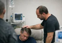 Filho sai “destruído” após visitar Jair Bolsonaro na UTI