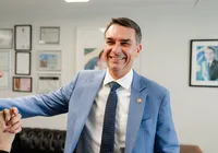 Flávio Bolsonaro comemora soltura de Carla Zambelli na Itália imagem