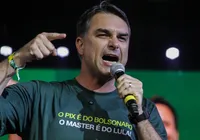 Flávio Bolsonaro diz que “está com Deus” e Lula “com o diabo”