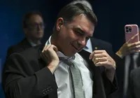 Flávio Bolsonaro faz churrasco com senadores após derrota de Messias no STF