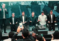 Flávio Bolsonaro mira evangélicos e vai a culto de Silas Malafaia