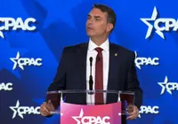 Flávio Bolsonaro pede influência dos EUA nas eleições brasileiras