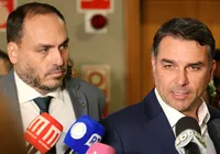 Flávio Bolsonaro provoca Lula após desistência do petista; entenda imagem