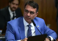 Flávio Bolsonaro revela contato com Moraes para pedir domicilar ao pai