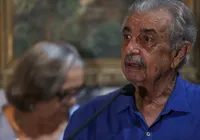 Florisvaldo Mattos lança, hoje, o 17º livro. Depois, vem a Comenda