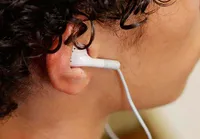 Fones de ouvido de contêm químicos ligados ao câncer, aponta estudo imagem