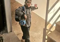 Foto de menino acenando antes de morrer no Irã comove internet imagem