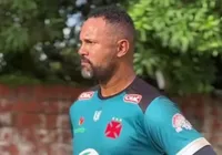 Goleiro Bruno estreia em clube que tem 4 atletas presos por estupro
