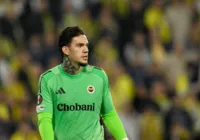 Goleiro da Seleção Brasileira é expulso e da soco na cabine do VAR imagem