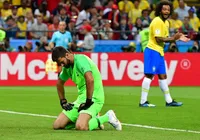 Goleiro titular do Brasil sente lesão e pode ficar fora da temporada