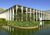 Governo brasileiro reage e funcionário americano deixa país após crise com Trump