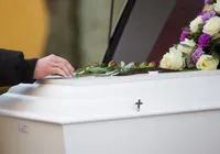 Grife lança caixão com estampa inusitada e produto esgota em minutos