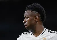 Hamilton e lendas do futebol saem em defesa de Vini Jr. após injúria racial imagem