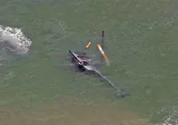 Helicóptero cai no mar em pouso forçado na Praia da Barra da Tijuca