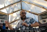 Hits das pistas dos anos 90 e 2000 voltam à cena em festa no Rio Vermelho imagem
