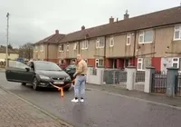 Homem bate recorde mundial puxando carro com testículos