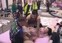 Homem enforca mulher em reality show e choca o público; veja vídeo imagem