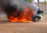 Homem incendeia próprio carro após revolta com falhas mecânicas