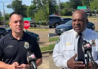 Homem invade casas e mata oito crianças a tiros