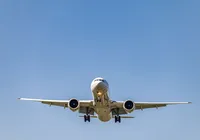 Homem tenta abrir porta de avião e voo é desviado às pressas imagem