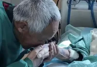 Idoso comove país ao viajar 12h por mais de 100 dias para ver esposa