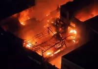 Incêndio atinge imóveis comerciais no centro histórico; veja imagens