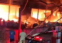 Incêndio de grandes proporções atinge galpão de reciclagem em Camaçari