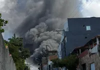 Incêndio destrói ônibus e gera nuvem de fumaça em Lauro de Freitas