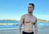 Influencer é morto por avô de ex-namorado ao invadir casa e agredi-lo