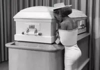 Influenciadora causa revolta ao posar sorrindo ao lado do caixão da filha